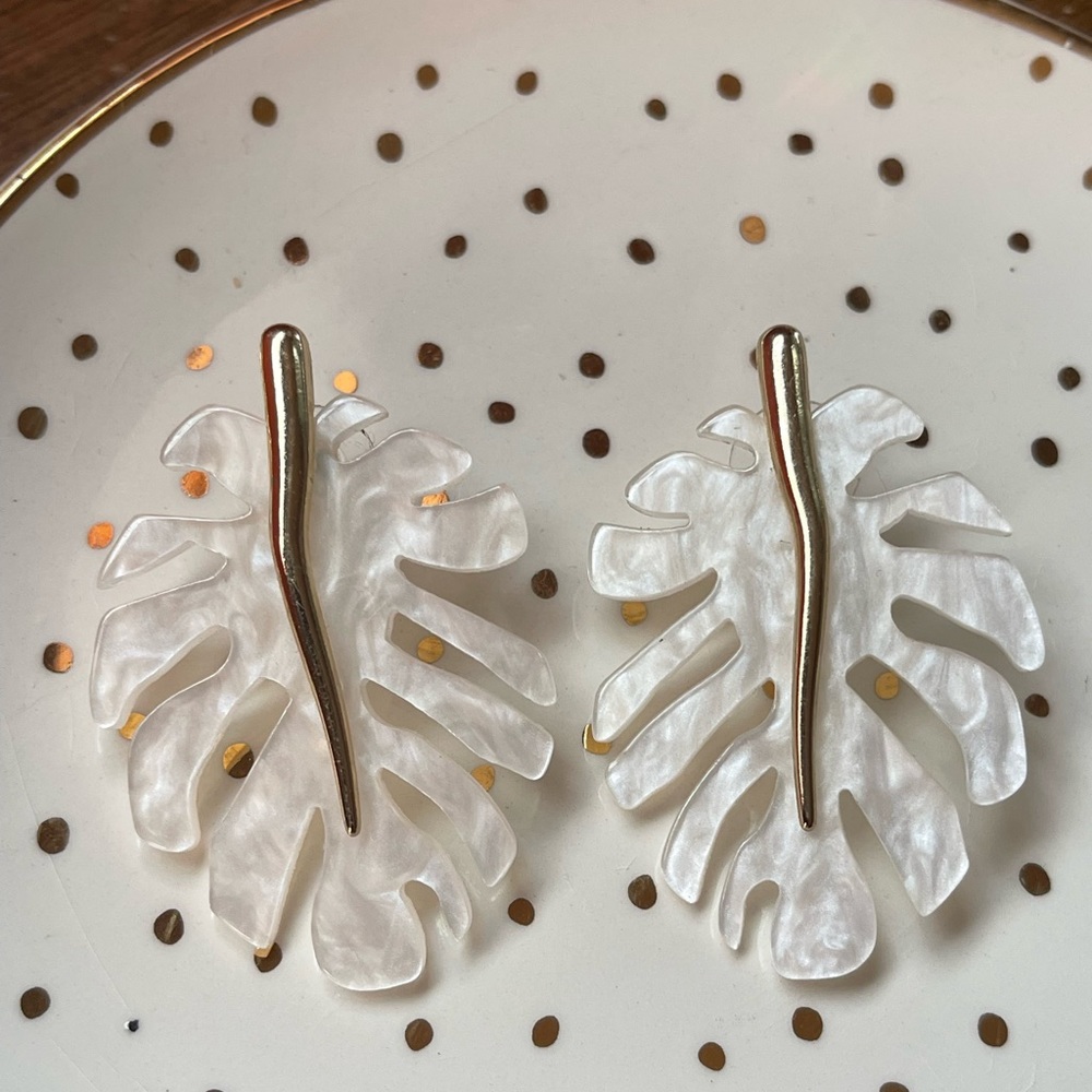 Floral leaf Pearl color with gold design, MONSTERA LEAF